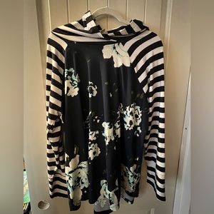 Lularoe amber. Very good condition. Only washed and wore once.